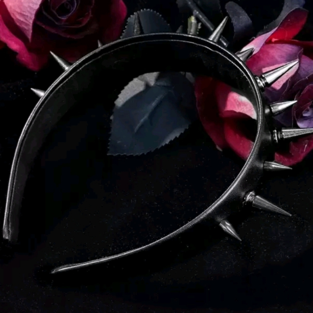 Black Spiked Headband From HOT TOPIC - Picture 1 of 7